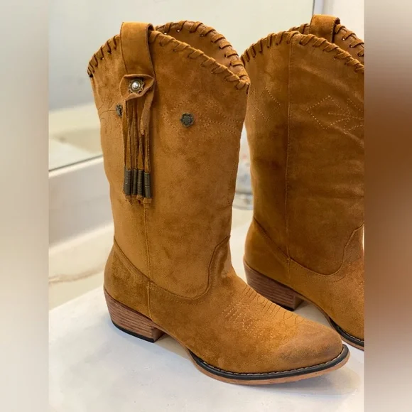 Pierre Dumas women’s suede fringe boots Size 8, excellent condition worn twice - Picture 2 of 11